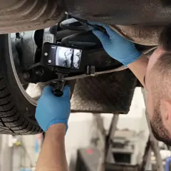 Mekaniker undersöker en Cupra Born med en inspektionskamera för att hitta ett problem.