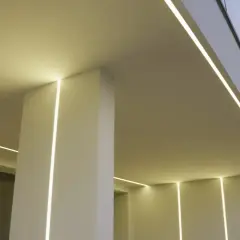 Nowoczesna architektura z subtelnym oświetleniem. Widoczny profil led z siatką tworzy eleganckie linie świetlne na elewacji.