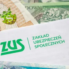 Koperta ZUS z zielonym logo na tle polskich banknotów. Dokument może dotyczyć świadczeń, np. l4 na dziecko.