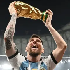 Messi, z pucharem mistrza świata w rękach, świętuje swój wielki mundial.