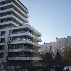 Nowoczesne bloki mieszkalne, zastanawiasz się, ile czynszu za mieszkanie własnościowe?