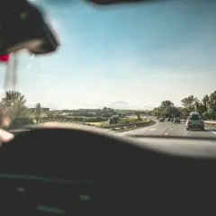 Widok z samochodu na autostradę. Czy BlaBlaCar jest bezpieczny? Podróż z innymi kierowcami może być równie bezpieczna jak własnym autem.