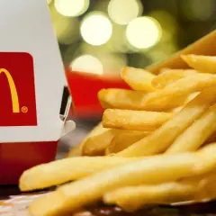 Złociste frytki z McDonald's, idealne na szybką przekąskę. Zastanawiasz się, ile kosztują nowe frytki w McDonald's? Sprawdź ceny!