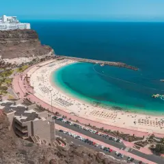 Idealne miejsce, gdzie jest ciepło w grudniu: piaszczysta plaża, turkusowa woda i hotele na klifie.