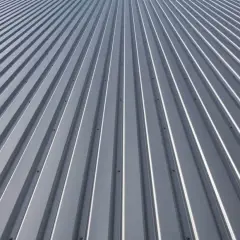 Szeroki dach z szarej blachy trapezowej, idealny dla każdego zakładu blachy trapezowej.