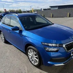 Blå Skoda Kamiq parkerad utomhus, med bagageluckan öppen. En potentiell skoda kamiq problem kan vara att den är för stor för att få plats i garaget.
