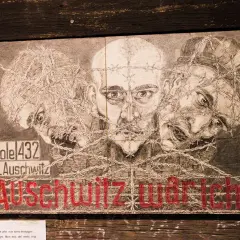 Rysunek trzech twarzy spętanych drutem kolczastym. Napis "KL Auschwitz" i czerwone litery "er Auschwitz war ich". To nie są tylko słowa, to historia.