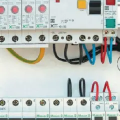 Kto może wejść do rozdzielni elektrycznej? Poznaj zasady i uprawnienia