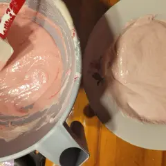 Różowa masa na makaroniki francuskie w misce i na talerzyku.