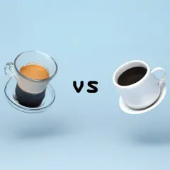 Espresso vs. Filterkaffee: Ein Glas mit cremigem Espresso steht einem Becher mit schwarzem Kaffee gegenüber.