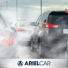 Traffico intenso con auto che emettono fumo. Le normative Euro 6 da che anno hanno migliorato la qualità dell'aria?