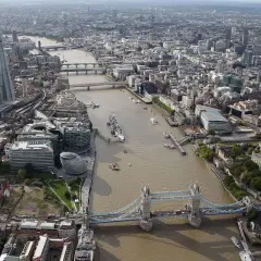 Widok na Tamizę i Tower Bridge w Londynie. Choć miasto nie ma bezpośredniego dostępu do morza, rzeka ta jest kluczowa dla jego historii i transportu.