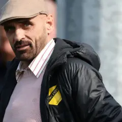 Wojciech Kwiecień w czapce i kurtce z naszywką "Wieczysta Kraków".