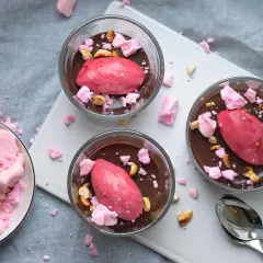 Chokladpudding med hallonsorbet, krossad maräng och nötter. En enkel dessert som ser fantastisk ut.