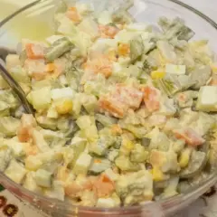 Jak zawekować sałatkę jarzynową, aby cieszyć się smakiem przez zimę