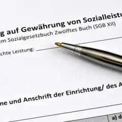 Antrag auf Sozialleistungen mit Stift. Viele Menschen teilen ihre sozialbetrug erfahrungen, wenn sie solche Formulare ausfüllen.
