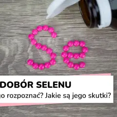 Różowe tabletki ułożone w symbol "Se" na drewnianym tle. Pod spodem napis: "Niedobór selenu. Jak go rozpoznać? Jakie są jego skutki?".