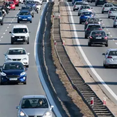 Ruch na drodze dwujezdniowej. Samochody osobowe i dostawcze jadą w korku.