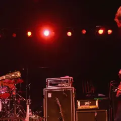 Kim Gordon i Thurston Moore z Sonic Youth grają na scenie, tworząc muzykę w stylu "Kool Thing".