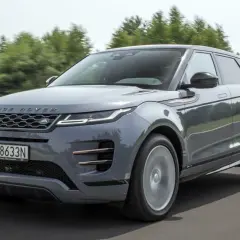 Szary Range Rover Evoque w ruchu. Czy land rover evoque jest awaryjny? Ten model wygląda na niezawodny, przemierzając malowniczą drogę.