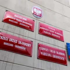 Tablice urzędów skarbowych w Warszawie. Zastanawiasz się, ile trzeba zarobić netto, aby przekroczyć próg podatkowy?