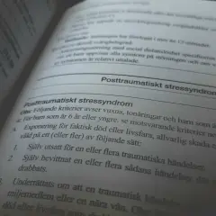 En boktext beskriver kriterier för posttraumatiskt stressyndrom (PTSD) och dess konsekvenser.