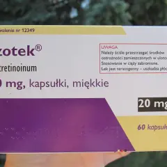 Opakowanie leku Izotek 20 mg, zawierające 60 kapsułek miękkich. Izotek co to? To lek z izotretinoiną, stosowanie w ciąży zabronione.