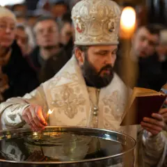 Święcenie wody w kościele – kiedy i dlaczego jest to ważne?