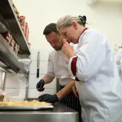 Szefowie kuchni przygotowują dania, inspirując do poszukiwań, gdzie zjeść w Tomaszowie Mazowieckim.