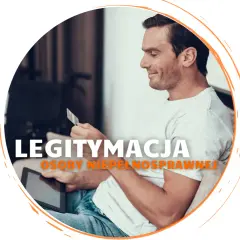 Mężczyzna z kartą i tabletem, szuka informacji, gdzie wyrobić legitymację o niepełnosprawności.
