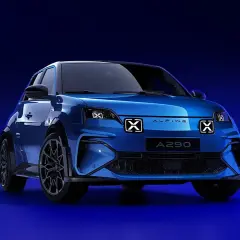 El Alpine A290 GTS, un deportivo eléctrico azul brillante, se presenta con luces X distintivas y un diseño futurista sobre un fondo azul intenso.