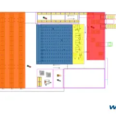 Plan magazynu z zaznaczonymi strefami: składowania (pomarańczowa), przyjęć (żółta) i wysyłek (czerwona). Widoczne regały, wózki widłowe i ciężarówki.