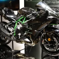 Czarny motocykl Kawasaki H2R z zieloną ramą, błyszczącymi detalami i sportowym wyglądem.