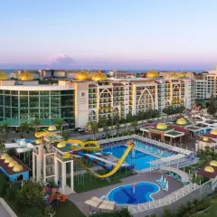 Luksusowy Xafira Deluxe Resort & Spa z basenami, zjeżdżalniami i złotymi kopułami, nad morzem.