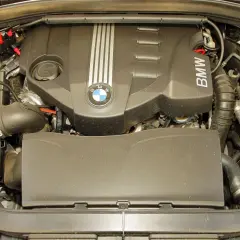 Silnik BMW X1 E84 z widocznym logo BMW i elementami układu dolotowego.