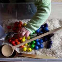 Pudełko Sensoryczne DIY: Jak Stworzyć i Bawić Się z Dzieckiem