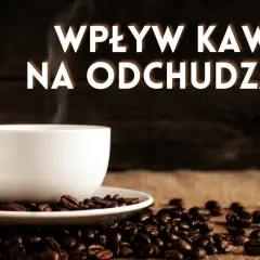 Biała filiżanka kawy na ziarnach kawy. Napis: "Wpływ kawy na odchudzanie". Czy dieta kawowa pomoże Ci schudnąć?