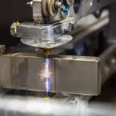 Precyzyjne toczenie aluminium z iskrzącym drutem elektroerozyjnym. Proces obróbki metalu.