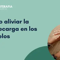 Alivio para el dolor gemelo. Manos masajeando las pantorrillas para aliviar la sobrecarga.