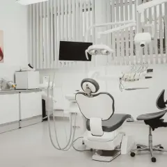 Nowoczesny gabinet stomatologiczny z fotelem dentystycznym i obrazem ust.