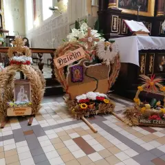 Ozdoby dożynkowe z kłosów i zbóż, pokazujące jak zrobić kwiaty do wieńca dożynkowego.