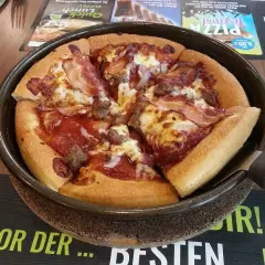 Ile cm ma duża pizza w Pizza Hut? Zaskakujące różnice w rozmiarach