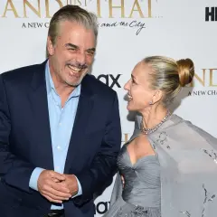 Chris Noth och Sarah Jessica Parker, kända från rollistan i Sex and the City, skrattar hjärtligt vid en premiär.