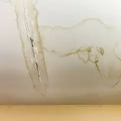 Ile kosztuje naprawa sufitu po zalaniu? Poznaj pełny cennik!