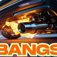 El tubo de escape de un coche lanza llamas y chispas, creando un espectáculo de "pops and bangs" que resuena en la noche.