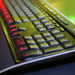 Klawiatura Microsoft z podświetlanymi klawiszami. Idealna do efektywnego multitaskingu, jak pracować na dwóch monitorach.