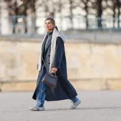Elegancki płaszcz zimowy damski plus size w odcieniu grafitu, z szarym golfem i beżowym swetrem narzuconym na ramiona.