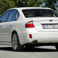 Biały Subaru Legacy z tablicą KR 716CJ.