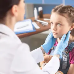 Lekarz bada dziecko, które może mieć RSV. Dowiedz się, jak leczyć RSV u dzieci i jak złagodzić objawy.