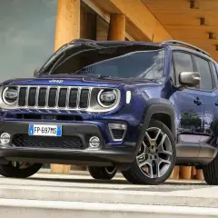 Niebieski Jeep Renegade podczas testu, z charakterystycznym grillem i światłami.